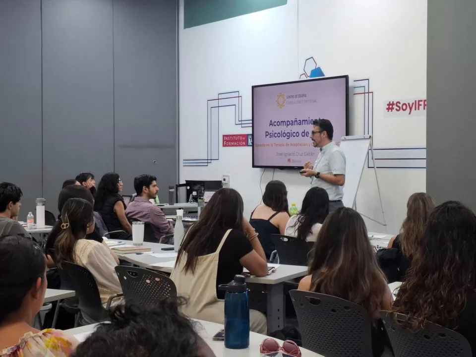Dr. José Ignacio Cruz Gaitán impartiendo formación